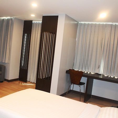 Ywca Hotel Bangkok Esterno foto