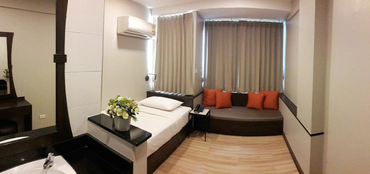 Ywca Hotel Bangkok Esterno foto